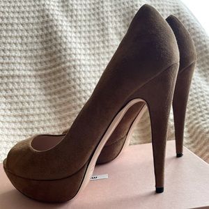 MIU MIU BROWN / NUDE SUEDE OPEN PEEP TOE PLATFORM PUMPS SIZE 36.5